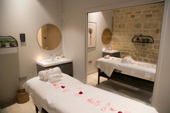 Pour la Saint-Valentin nous vous offrons un massage duo en amoureux dans un lieu mythique "Les Bains du Marais", vive l'amour et le bien-être!