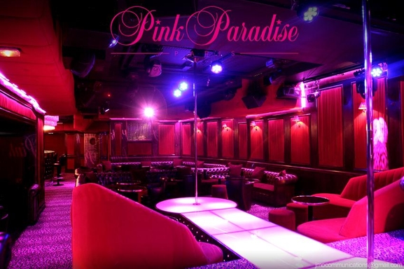 Focus sur le Pink Paradise : Le club de striptease le plus glamour de la capitale