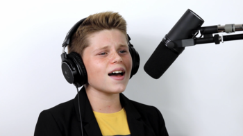 Timéo Béasse, le coup de coeur de Bruno Berbères, est la révélation de l'année ! Découvert grâce à THE VOICE KIDS, le voici désormais en marche pour une belle carrière...