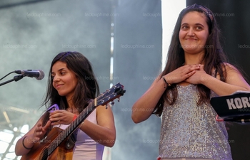 Mona et Nada ça donne MONADA un duo d’artistes féminine découverte sur Casting.fr.