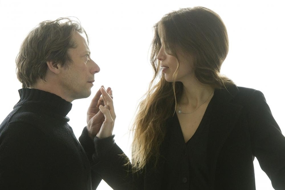 Mathieu Amalric en héros sombre dans le thriller dramatique "L'amour est un crime parfait" !