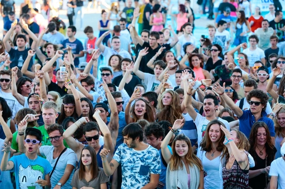 Envie de danser sur la Croisette les pieds dans l'eau? Venez profiter de la plage électro avec Casting.fr