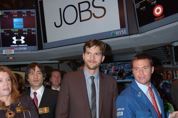 Ashton Kutcher était à Wall Street le mardi 6 août pour la promotion de son film "Jobs" !