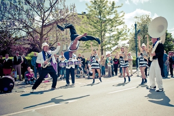 Envie de vous former à l’univers des arts du cirque et de la danse? On vous offre une formation chez "Le Tour du monde en galipette"